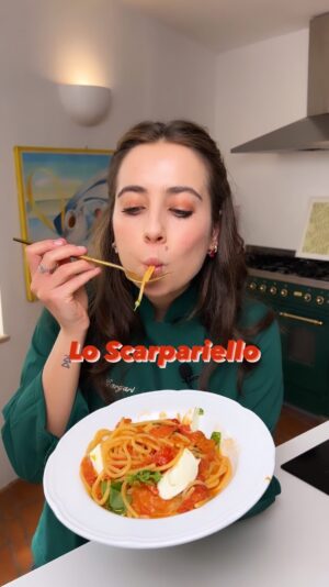 Ludovica Gargari Instagram - Lo Scarpariello, pasta tipica napoletana, degli scarpari ovvero i calzolai che a fine giornata preparavano questa pasta povera tutto sommato , con i formaggi che gli venivano poi regalati dai clienti…
🇮🇹 

* 	Spaghettoni 320 g 
* 
* 	Pomodorini datterini 500 g
* 	Pecorino romano da grattuggiare 30 g
* 	Parmigiano Reggiano DOP da grattugiare 30 g
* 	Basilico abbondante 1 ciuffo
* 	Peperoncino fresco lungo ½
* 	Olio extravergine d’oliva 70 g
* 	Aglio 1 spicchio
* 	Sale fino q.b.
* Mozzarella di bufala 

in una padella con aglio olio e peperoncino fate cuocere i pomodorini 
scolate la pasta al dente e ultimate la cottura in padella 
a fuoco spento mantecate con i formaggi grattugiati e basilico
impiattate con la mozzarella di bufala 

🇬🇧 Spaghetti 320 g
Datterini cherry tomatoes 500 g
Pecorino romano to grate 30 g
Parmigiano Reggiano PDO to be grated 30 g
Abundant basil 1 tuft
Long fresh chilli ½
Extra virgin olive oil 70 g
Garlic 1 clove
Salt until q.b.
Buffalo mozzarella
In a pan with garlic, oil and chilli, cook the cherry tomatoes
Drain the pasta al dente and finish cooking in the pan
On the heat off, bean with the grated cheeses and basil
Dished with buffalo mozzarella

#scarpariello #spaghetti #basilico #aglioolio #sorrentina #pastaitaliana #italiandinner #cucinaitaliana #napoli #ricettenapoletane