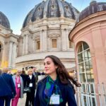 Ludovica Gargari Instagram – 10-11 Maggio sono stati due giorni che mi hanno arricchito personalmente e lavorativamente.
La mia partecipazione alla stesura della carta dell’umano, insieme a quella di altri colleghi internazionali, è stara contornata da eventi e persone memorabili.
l’incontro con @franciscus 🙏🏻 , la visita privata ai @vaticanmuseums , San Pietro di notte pronto ad accogliere @giovanniallevi , la sua musica, e le parole di altri grandi, dai Premi Nobel ai massimi esponenti di sport, ambiente, informazione …
Ho avuto la fortuna di poter conoscere e condividere questa gita con delle persone stupende che porterò sempre con me ✨ Grazie per avermi seguita
Da oggi proverò ad impegnarmi di più per portare sui social una maggiore idea e pragmaticità del concetto di Fraternità .
Grazie per l’opportunità
@fondazionefratellitutti #fratellitutti2024 #behuman
@laiglesiateescucha