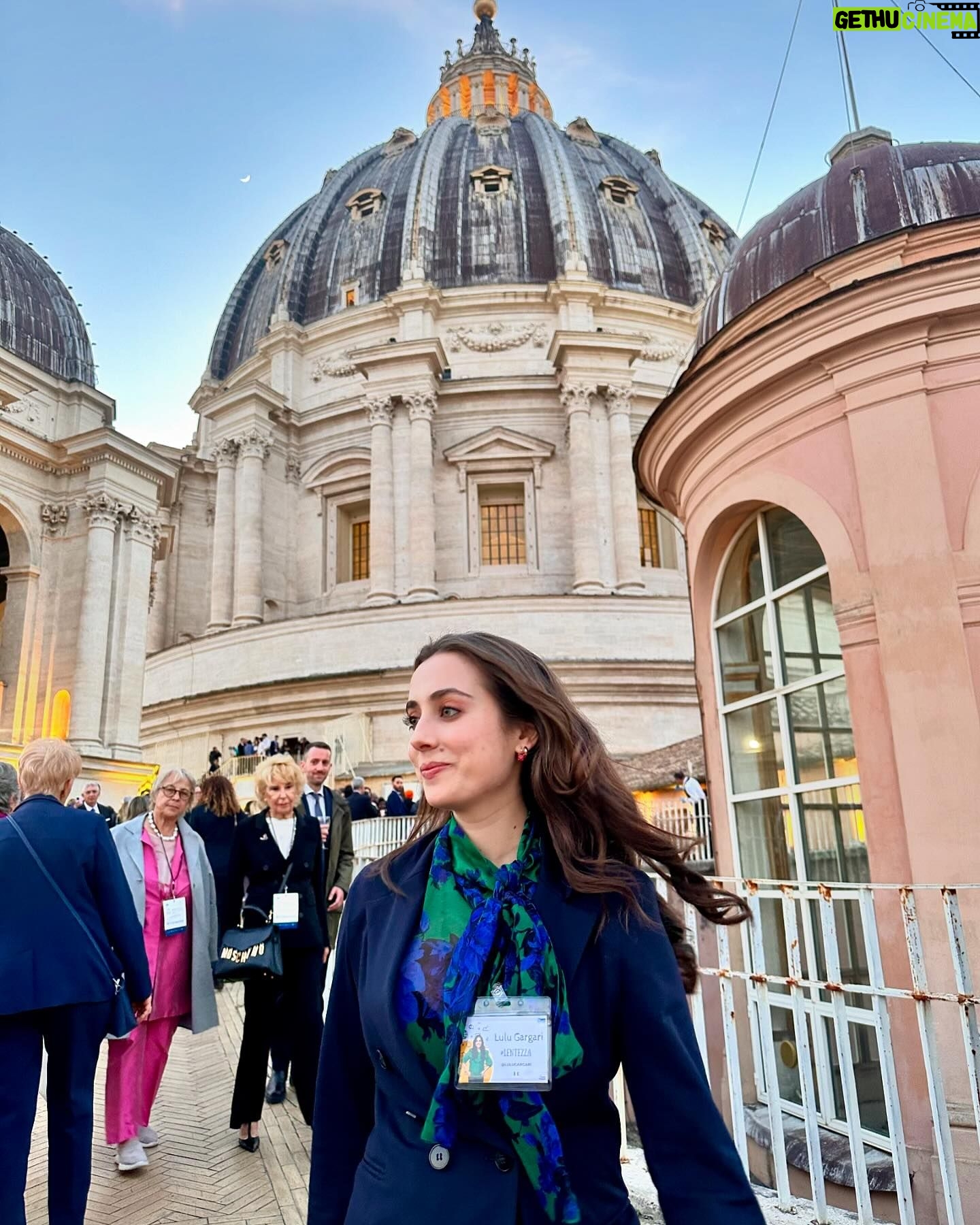 Ludovica Gargari - 3 Likes - 10-11 Maggio sono stati due giorni che mi hanno arricchito personalmente e lavorativamente.
La mia partecipazione alla stesura della carta dell’umano, insieme a quella di altri colleghi internazionali, è stara contornata da eventi e persone memorabili.
l’incontro con @franciscus 🙏🏻 , la visita privata ai @vaticanmuseums , San Pietro di notte pronto ad accogliere @giovanniallevi , la sua musica, e le parole di altri grandi, dai Premi Nobel ai massimi esponenti di sport, ambiente, informazione …
Ho avuto la fortuna di poter conoscere e condividere questa gita con delle persone stupende che porterò sempre con me ✨ Grazie per avermi seguita
Da oggi proverò ad impegnarmi di più per portare sui social una maggiore idea e pragmaticità del concetto di Fraternità .
Grazie per l’opportunità
@fondazionefratellitutti #fratellitutti2024 #behuman
@laiglesiateescucha