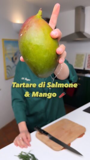 Ludovica Gargari Instagram - Lo sai tagliare il MANGO 🥭?! No ?!! MANGO IO 😂

Scusate per questa Freddura 🙏🏻🤣
TAGGA LA PERSONA CHE DEVE IMPARARE 🐠🥢

200g salmone (senza pelle) 
100g yogurt greco 
100g di Mango (1/2 mango) 
qb aneto 
qb sale (io ho usato quello Nero delle Hawaii) 

Tagliate il mango a cubetti facendo attenzione all’ osso centrale e poi tagliate il salmone e conditelo con olio sale e aneto 
impiattate con un coppa pasta e sulla base mettete lo yogurt poi il mango e poi il salmone . 

servite con germogli di soia e salsa di soia. 🥢

🇬🇧200g salmon (without skin)
100g Greek yoghurt
100g of Mango (1/2 mango)
olive oil  to taste
Qb salt (I used the Black one from Hawaii)

Cut the mango into cubes paying attention to the central bone and then cut the salmon and season it with oil, salt and dill

Ensit with a pasta cup and on the base put the yoghurt then the mango and then the salmon.

Served with bean sprouts and soy sauce. 🥢

#ricettadelgiorno #ricettefacili #ricetteveloci #ricettegurmet #ricettedipesce #sashimi #sushi #tartare #lovefood