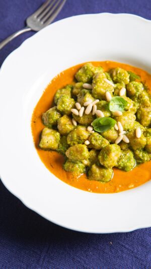 Ludovica Gargari Instagram - ☀️ Gnocchi integrali leggerissimi, conditi con pesto e una salsa su datterini spettacolare 🥰❤️‍🔥 Parola della nostra Resident Chef Creator @lulugargari @giallozafferano 

Ingredienti 
250g patate
75g farina integrale
50g parmigiano
 
200g datterini
Qb basilico
Qb olio
Qb sale
Qb pepe
50g olive taggiasche
qb pinoli per impiattare
150 g di pesto di basilico già pronto
qb semola
 
Iniziamo lessando le patate. Una volta cotte, schiacciamole con uno schiacciapatate.
Le condiamo con un pizzico di sale, e aggiungiamo la farina e il parmigiano. Impastiamo fino a che non avrà raggiunto la consistenza più adatta.
Formiamo gli gnocchi e li cuociamo in acqua salata.
Prepariamo anche la salsa di datterini : li tagliamo a metà e li saltiamo in padella con aglio, olio e olive taggiasche. Frulliamo il tutto con basilico. Una volta fatto , li passiamo in un colino per una consistenza più liscia. 
Impiattiamo la salsa, aggiungiamo gli gnocchi, un cucchiaio di pisto e pinoli a chiusura!

#giallozafferano #ricette #gnocchi #pesto #datterini #sugo #primo
