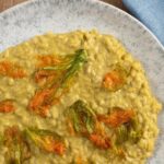 Ludovica Gargari Instagram - Il segreto per il risotto perfetto? 🔥😎 Ve lo svelano i nostri Resident Chef Creator! @lulugargari @sebastian_fitarau Cremoso e super saporito, successo assicurato! ✨ Ingredienti: 200 g riso Carnaroli 3 zucchine con i fiori q.b. peperoncino 1 aglio 10 fiori di zucca q.b. vino bianco q.b. olio evo 25 g pecorino 25 g ricotta q.b. olio evo q.b. brodo vegetale Togliete i fiori dalle zucchine e teneteli da parte. Tagliate le zucchine e saltatele con aglio, olio e peperoncino; a fine cottura aggiungete qualche fiore di zucca e lasciate stufare due minuti con le zucchine. Frullate tutto, poi pulite gli altri fiori di zucca e friggeteli con olio evo. Scolateli su carta forno e passate al riso. Tostatelo a secco e sfumate con il vino; salate subito e portate a cottura con acqua o brodo. Aggiungete la crema di zucchine e fiori fuori fuoco, poi mantecate con ricotta, pecorino e pepe. Impiattate con i fiori fritti sopra. ❤️ #giallozafferano #gz #wow #delicious #sogood #loveit #residentday #residentchefcreator #risotto #primi #spring