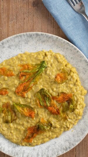 Ludovica Gargari Instagram - Il segreto per il risotto perfetto? 🔥😎 Ve lo svelano i nostri Resident Chef Creator! @lulugargari @sebastian_fitarau 
Cremoso e super saporito, successo assicurato! ✨ 

Ingredienti:
200 g riso Carnaroli 
3 zucchine con i fiori 
q.b. peperoncino
1 aglio
10 fiori di zucca 
q.b. vino bianco
q.b. olio evo 
25 g pecorino
25 g ricotta 
q.b. olio evo 
q.b. brodo vegetale

Togliete i fiori dalle zucchine e teneteli da parte.
Tagliate le zucchine e saltatele con aglio, olio e peperoncino; a fine cottura aggiungete qualche fiore di zucca e lasciate stufare due minuti con le zucchine. 
Frullate tutto, poi pulite gli altri fiori di zucca e friggeteli con olio evo. Scolateli su carta forno e passate al riso.
Tostatelo a secco e sfumate con il vino;
salate subito e portate a cottura con acqua o brodo. 
Aggiungete la crema di zucchine e fiori 
fuori fuoco, poi mantecate con ricotta, pecorino e pepe. Impiattate con i fiori fritti sopra. ❤️

#giallozafferano #gz #wow #delicious #sogood #loveit #residentday #residentchefcreator #risotto #primi #spring