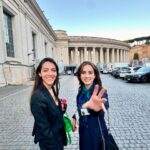Ludovica Gargari Instagram – 10-11 Maggio sono stati due giorni che mi hanno arricchito personalmente e lavorativamente. 
La mia partecipazione alla stesura della carta dell’umano, insieme a quella di altri colleghi internazionali, è stara contornata da eventi e persone memorabili. 
l’incontro con @franciscus 🙏🏻 , la visita privata ai @vaticanmuseums , San Pietro di notte pronto ad accogliere @giovanniallevi , la sua musica, e le parole di altri grandi, dai Premi Nobel ai massimi esponenti di sport, ambiente, informazione …
Ho avuto la fortuna di poter conoscere e condividere questa gita con delle persone stupende che porterò sempre con me ✨ Grazie per avermi seguita 
Da oggi proverò ad impegnarmi di più per portare sui social una maggiore idea e pragmaticità del concetto di Fraternità . 

Grazie per l’opportunità 

@fondazionefratellitutti #fratellitutti2024 #behuman
@laiglesiateescucha