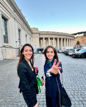 Ludovica Gargari Instagram - 10-11 Maggio sono stati due giorni che mi hanno arricchito personalmente e lavorativamente. 
La mia partecipazione alla stesura della carta dell’umano, insieme a quella di altri colleghi internazionali, è stara contornata da eventi e persone memorabili. 
l’incontro con @franciscus 🙏🏻 , la visita privata ai @vaticanmuseums , San Pietro di notte pronto ad accogliere @giovanniallevi , la sua musica, e le parole di altri grandi, dai Premi Nobel ai massimi esponenti di sport, ambiente, informazione …
Ho avuto la fortuna di poter conoscere e condividere questa gita con delle persone stupende che porterò sempre con me ✨ Grazie per avermi seguita 
Da oggi proverò ad impegnarmi di più per portare sui social una maggiore idea e pragmaticità del concetto di Fraternità . 

Grazie per l’opportunità 

@fondazionefratellitutti #fratellitutti2024 #behuman
@laiglesiateescucha