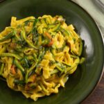 Ludovica Gargari Instagram - 😎 Pasta fresca e fiori di zucca? Un DUO formidabile, come i nostri nuovi Resident Chef Creator! @sebastian_fitarau @lulugargari … ❤️‍ Tagliatelle semplici ma gustosissime , svolteranno il vostro pranzo! 🔥 Ingredienti: 200g farina 00 2 uova intere 0,15g zafferano in polvere oppure stigmi 100g fiori di zucca 2 zucchine 6 zucchine con fiori di zucca timo fresco q.b. 40g parmigiano 20g burro 1 spicchio d’aglio sale q.b. pepe q.b. Procedimento: Fai l’impasto e fallo riposare per 30 minuti in frigorifero. Prendi le zucchine, togli i fiori, lava le zucchine e pulisci i fiori. Taglia le zucchine a julienne, falle saltare in una padella con un filo d’olio e aglio, aggiungi i fiori di zucca, lo zafferano, sale, pepe, un mestolo d’acqua e timo. Stendi la pasta e ricava le tagliatelle, falle cuocere in abbondante acqua salata. Scola le tagliatelle e saltale con il sugo, manteca con il burro e parmigiano. impiatta le tagliatelle a piacere, a finire con un po’ di timo fresco. Buon Appetito! #giallozafferano #gz #residentday #sogood #foodie #foodvibes #tagliatele #homemade #residentchefcreator