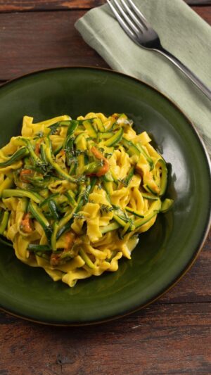 Ludovica Gargari Instagram - 😎 Pasta fresca e fiori di zucca? Un DUO formidabile, come i nostri nuovi Resident Chef Creator! @sebastian_fitarau @lulugargari … ❤️‍ Tagliatelle semplici ma gustosissime , svolteranno il vostro pranzo! 🔥

Ingredienti:
200g farina 00
2 uova intere
0,15g zafferano in polvere oppure stigmi
100g fiori di zucca
2 zucchine
6 zucchine con fiori di zucca
timo fresco q.b.
40g parmigiano 
20g burro
1 spicchio d’aglio
sale q.b.
pepe q.b.

Procedimento:
Fai l’impasto e fallo riposare per 30 minuti in frigorifero.
Prendi le zucchine, togli i fiori, lava le zucchine e pulisci i fiori.
Taglia le zucchine a julienne, falle saltare in una padella con un filo d’olio e aglio, aggiungi i fiori di zucca, lo zafferano, sale, pepe, un mestolo d’acqua e timo.
Stendi la pasta e ricava le tagliatelle, falle cuocere in abbondante acqua salata.
Scola le tagliatelle e saltale  con il sugo, manteca con il burro e parmigiano.
impiatta le tagliatelle a piacere, a finire con un po’ di timo fresco.
Buon Appetito!

#giallozafferano #gz #residentday #sogood #foodie #foodvibes #tagliatele #homemade #residentchefcreator