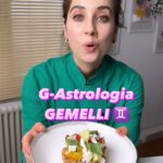 Ludovica Gargari Instagram - ⚠️NUOVA SERIE⚠️ G-ASTROLOGIA , un piatto per ogni segno dello zodiaco ! Questo è per il segno dei Gemelli ♊️ TAGGA nei commenti LA PERSONA DI QUESTO SEGNO, o che peggio, deve conquistarne una 👯‍♀️ Non fidatevi di chi vi dice che i Gemelli si accontentano di quello che c’è in tavola, presi come sono dalle loro occupazioni intellettuali. Curiosi, brillanti, irrequieti, esuberanti, i Gemelli amano assaggiare, QUINDI 1 SOLO TIPO DI POMODORO NON BASTA Amano i cibi freschi e non eccessivamente pesanti ed elaborati. Non scordiamo che i Gemelli sono gli eterni adolescenti dello zodiaco, amano viaggiare scoprire . Ma poi tornano sempre a casa, e il loro ideale gastronomico è una Frisella accompagnata da una bevanda frizzante. Come loro. Da dividere con un anima libera come un Sagittario è la cosa perfetta ! 2 friselle integrali qb vino o aceto rosso qb acqua sale olio 100g feta 1 cetriolo basilico 150g pomodori bagna le friselle in acqua e aceto poi condiscile con olio sale e erbette condisci anche i pomodori e poi componi la frisella #gastrologia #gemelli #segnozodiacale #astrologia #foodlover #ricettepersegnozodiacale #zodiaco #gemini #junebabe
