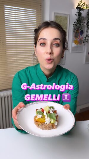 Ludovica Gargari Instagram - ⚠️NUOVA SERIE⚠️ G-ASTROLOGIA , un piatto per ogni segno dello zodiaco ! 
Questo è per il segno dei Gemelli ♊️ 
TAGGA nei commenti LA PERSONA DI QUESTO SEGNO, o che peggio, deve conquistarne una 👯‍♀️ 

Non fidatevi di chi vi dice che i Gemelli si accontentano di quello che c’è in tavola, 
presi come sono dalle loro occupazioni intellettuali. 

Curiosi, brillanti, irrequieti, esuberanti, i Gemelli amano assaggiare, QUINDI 1 SOLO TIPO DI POMODORO NON BASTA 

Amano i cibi freschi e non eccessivamente pesanti ed elaborati.

Non scordiamo che i Gemelli sono gli eterni adolescenti dello zodiaco, amano viaggiare scoprire . 

Ma poi tornano sempre a casa, e il loro ideale gastronomico è una Frisella
accompagnata da una bevanda frizzante. Come loro.
 Da dividere con un anima libera come un Sagittario è la cosa perfetta ! 

2 friselle integrali
qb vino o aceto rosso
qb acqua 
sale
olio
100g feta 
1 cetriolo
basilico
150g pomodori

bagna le friselle in acqua e aceto poi condiscile con olio sale e erbette 
condisci anche i pomodori e poi componi la frisella 

#gastrologia #gemelli #segnozodiacale #astrologia #foodlover #ricettepersegnozodiacale #zodiaco #gemini #junebabe