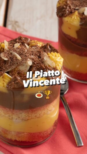 Ludovica Gargari Instagram - 🍝 Il Piatto vincente di… Marta Cavalli, ciclista italiana professionista! 🇮🇹 
EPISODIO 3 - Monoporzione di Zuppa Inglese 🔥 @marta_cavalli
@lulugargari 

Ingredienti:
4 uova
135g zucchero
55g farina 00
55g amido di mais
Vaniglia   sale

Per la Crema Pasticcera:
5 tuorli
500g latte di mandorla (zuccherato)
170g zucchero
50g amido di mais
Vaniglia
230g Crema Pasticciera   70g cioccolato fondente 50% (no lattosio)

Per la bagna:
100 g acqua
50 g zucchero
70 g Alchermes

Poi: 
q.b. lamelle mandorle
q.b. cioccolato fondente
q.b. gocce di cioccolato 

Preparazione del pan di spagna:
In planetaria, rompete le uova, aggiungete vaniglia e sale.
Azionate a velocità medio alta e iniziate ad aggiungere lo zucchero. Trascorsi 15/20 minuti, aggiungete le polveri (amido di mais   farina). Mescolate con spatola da basso verso alto. In teglia e poi in forno.
Preparate la crema pasticcera unendo amido di mais , zucchero e vaniglia a cui bisogna aggiungere il latte portato a bollore. Mescolate con una frusta e fate addensare sul fuoco. Spostate la crema in 2 ciotole sterili e in una delle due aggiungere cioccolato e fate sciogliere.
Coppate dei dischi di pandispagna e bagnateli con alchermes. Stratificate la monoporzione con pandispagna, crema al cioccolato, scaglie (o gocce di cioccolato ) altro pandispagna, crema mandorla bianca, lamelle di mandorle, e cosi via. Ultimate con ultimo strato Bi gusto. Guarnite con cioccolato grattugiato sopra con una microplain e lamelle di mandorle.

@dmtc_pr 

#giallozafferano #gz #sogood #loveit #reel #atleti #foodie #foodvibes #zuppainglese #dolci #martacavalli #lulugargari