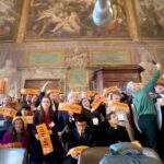Ludovica Gargari Instagram – 10-11 Maggio sono stati due giorni che mi hanno arricchito personalmente e lavorativamente.
La mia partecipazione alla stesura della carta dell’umano, insieme a quella di altri colleghi internazionali, è stara contornata da eventi e persone memorabili.
l’incontro con @franciscus 🙏🏻 , la visita privata ai @vaticanmuseums , San Pietro di notte pronto ad accogliere @giovanniallevi , la sua musica, e le parole di altri grandi, dai Premi Nobel ai massimi esponenti di sport, ambiente, informazione …
Ho avuto la fortuna di poter conoscere e condividere questa gita con delle persone stupende che porterò sempre con me ✨ Grazie per avermi seguita
Da oggi proverò ad impegnarmi di più per portare sui social una maggiore idea e pragmaticità del concetto di Fraternità .
Grazie per l’opportunità
@fondazionefratellitutti #fratellitutti2024 #behuman
@laiglesiateescucha