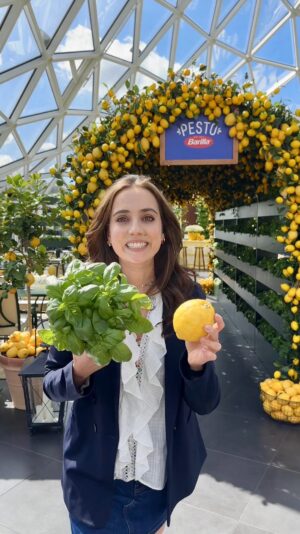 Ludovica Gargari Instagram - Ebbene sì, sono in una Limonaia Urbana, sopra i tetti di Roma perchè Pesto Barilla mi ha invitata a tenere 3 masterclass con il Pesto Barilla Basilico e Limone, cremoso, fresco e avvolgente, perfetto per le nostre cene estive!

Per 2 persone
200g fusilloni
250g pesce spada
1/2 barattolo di  Pesto Barilla Basilico e Limone
2 limoni
1 pack di basilico (almeno 50g)
40g mandorle a lamelle

Come prima cosa in un padellino versiamo olio evo e tostiamo il pangrattato fino a doratura; fuori fuoco ci aggiungiamo la scorza di limone e il basilico tritato.
In un’altra padella scaldiamo olio evo, scottiamo il pesce spada tagliato a cubetti e sfumiamo con il succo di mezzo limone spremuto.
A parte tostiamo le lamelle di mandorle.
Cuociamo i fusilloni e li scoliamo in una ciotola, aggiungiamo il  Pesto Barilla Basilico e Limone e mescoliamo.
Aggiungiamo il pesce e le lamelle di mandorle.
Impiattiamo con il pane croccante aromatizzato sopra.

@barillaitalia #ad #LimonaiaUrbanaRoma #IlGustodellEstateAmatodaTutti