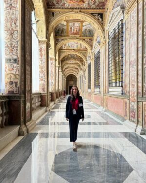 Ludovica Gargari Instagram - 10-11 Maggio sono stati due giorni che mi hanno arricchito personalmente e lavorativamente. 
La mia partecipazione alla stesura della carta dell’umano, insieme a quella di altri colleghi internazionali, è stara contornata da eventi e persone memorabili. 
l’incontro con @franciscus 🙏🏻 , la visita privata ai @vaticanmuseums , San Pietro di notte pronto ad accogliere @giovanniallevi , la sua musica, e le parole di altri grandi, dai Premi Nobel ai massimi esponenti di sport, ambiente, informazione …
Ho avuto la fortuna di poter conoscere e condividere questa gita con delle persone stupende che porterò sempre con me ✨ Grazie per avermi seguita 
Da oggi proverò ad impegnarmi di più per portare sui social una maggiore idea e pragmaticità del concetto di Fraternità . 

Grazie per l’opportunità 

@fondazionefratellitutti #fratellitutti2024 #behuman
@laiglesiateescucha