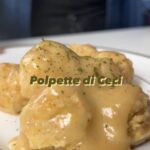 Ludovica Gargari Instagram - Queste sono per te che ami i CECI in tutte le salse ✨ e questa è spaziale 👍🏻 200g ceci 70ml yogurt 20g parmigiano 40g fiocchi d avena 40g pangrattato 15 ml olio evo succo di 1 arancia qb rosmarino qb olio evo frullate tutti gli ingredienti formate le polpettine e rosolatele in padella con olio e rosmarino poi sfumate con vino bianco e impiattate 😍 These are for you who love CECI in all sauces ✨ and this is spatial 👍🏻 200g chickpeas 70ml yoghurt 20g Parmesan cheese 40g oat flakes 40g breadcrumbs 15 ml extra virgin olive oil Juice of 1 orange To taste rosemary Extra virgin olive oil to taste Blend all the ingredients form the meatballs and brown them in a pan with oil and rosemary then blend with white wine and plate 😍 #ricettefacili #legumi #ricetteconilegumi #ricetteveloci #ideeperpranzo #ideepercena