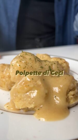 Ludovica Gargari Instagram - Queste sono per te che ami i CECI in tutte le salse ✨ e questa è spaziale 👍🏻

200g ceci 
70ml yogurt 
20g parmigiano 
40g fiocchi d avena 
40g pangrattato 
15 ml olio evo 
succo di 1 arancia 
qb rosmarino 
qb olio evo 

frullate tutti gli ingredienti formate le polpettine e rosolatele in padella con olio e rosmarino poi sfumate con vino bianco e impiattate 😍

These are for you who love CECI in all sauces ✨ and this is spatial 👍🏻

200g chickpeas
70ml yoghurt
20g Parmesan cheese
40g oat flakes
40g breadcrumbs
15 ml extra virgin olive oil
Juice of 1 orange
To taste rosemary
Extra virgin olive oil to taste
Blend all the ingredients form the meatballs and brown them in a pan with oil and rosemary then blend with white wine and plate 😍

#ricettefacili #legumi #ricetteconilegumi #ricetteveloci #ideeperpranzo #ideepercena