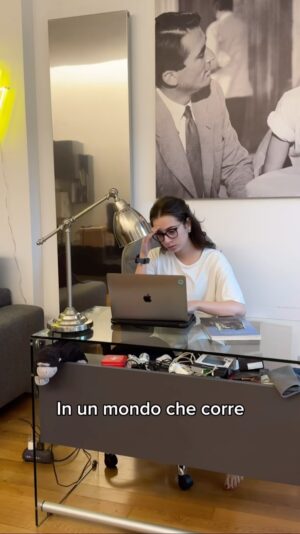 Ludovica Gargari Instagram - in un mondo che corre, che ci vuole sempre sul pezzo  sempre perfetti, ma autentici…Quando senti il peso di “dover essere” prendi il tuo tempo e rallenta. Ricorda che vali a prescindere, per il bene che vuoi a te stess* e al mondo in cui vivi.
La lentezza è uno dei valori fondamentali che ci riportano ad un ritmo di vita sostenibile e umano; Che mette al centro la persona, i bisogni. 
In questo periodo dove siamo tutti “iper connessi” ci sentiamo tutti piu divisi . 
Nei media, in realtà si chiude spesso le possibilità del dialogo, perché con la scusa degli errori altrui, predomina l’abitudine di screditare rapidamente l’avversario.
E ci sentiamo piccoli e soli. 
L’enciclica di Papa Francesco sulla Fraternità ci aiuta a ritrovare il senso di comunità, “i media possono aiutare a farci sentire più prossimi gli uni agli altri; a farci percepire un rinnovato senso di unità[…] Possono aiutarci in questo, particolarmente oggi, quando le reti della comunicazione umana hanno raggiunto sviluppi inauditi. In particolare internet può offrire maggiori possibilità di incontro e di solidarietà tra tutti, e questa è una cosa buona.”

Questi stessi media oggi mi hanno permesso di partecipare ad una giornata internazionale come questa del #Behuman dove siederò al tavolo Digital insieme ad amici e colleghi internazionali, per scrivere ✍🏻 insieme. la CARTA DELL’UMANO 🌍 

 Rallentiamo e amiamoci tutti un po’ di più ❤️

SCRIVIMI LA TUA PAROLA PER INTERPRETARE E INTEGRARE IL CONCETTO DI FRATERNITÀ 

@fondazionefratellitutti #fratellitutti2024 #behuman
@laiglesiateescucha