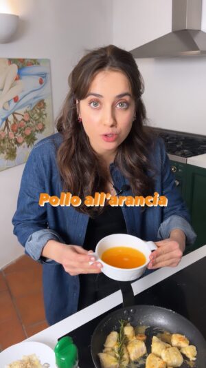 Ludovica Gargari Instagram - Oggi ti svelo dei trucchetti facili per dei Bocconcini di pollo #SuperCremosi 🫶🏻

200g di pollo a bocconcini 
1 arancia 
qb farina normale o di riso 
qb lamelle di mandorle 

passate i bocconcini di pollo nella farina dove avete grattugiato un arancia 
rosolateli in padella con olio evo. aggiustate di pepe e sfumate con il succo dell arancia spremuta 

cuocete a fuoco basso aggiungendo un po d acqua se necessario 

🇬🇧Chicken nuggets #SuperCremosi 🫶🏻

200g of chicken in a bit
olive oil and salt 
1 orange
to taste normal or rice flour
To taste almond strips
Pass the chicken nuggets in the flour where you grated an orange

Brown them in a pan with extra virgin olive oil. season with pepper and blend with the juice of the squeezed orange

Cook over low heat by adding a little water if necessary

#ricettefacili #ricetteveloci #senzalattosio #senzaglutine #glutenfree #italianrecipes