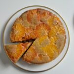 Ludovica Gargari Instagram - Una torta alle arance così…🍊 Senti giá il profumo?🧡 P.S. Scopri il tocco segreto🤫 @lulugargari @giallozafferano Ingredienti: 250 g Farina integrale 120 g Zucchero di Canna 1 Bustina di Lievito 1 bustina di zafferano 80 g Latte vegetale o vaccino 70 g Olio evo 2 Uova 5 Arance frullate uova e zucchero aggiungete l’olio il latte e il succo di 4 arance e frullate ancora. aggiungete lo zafferano, il lievito e la farina In uno stampo foderato con carta forno, aggiungete delle fettine di arancia tagliata orizzontalmente e coprite la superficie. Versatevi sopra l’impasto e cuocete a 180 per 40 min dopo questo tempo fate la prova stecchino per capire se pronta o lasciare ancora qualche minuto fate raffreddare e poi tagliatela. #giallozafferano #ricette #gz #torta #dolci #dessert #cake #arance