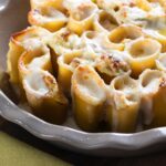 Ludovica Gargari Instagram - Annuncio: questa non è la solita pasta al forno! ⚠️‼️👀😍 Vi raccomandiamo di consumarla con cautela @lulugargari @giallozafferano Paccheri gratinati con fiori di zucca e ricotta 💚INGREDIENTI: Paccheri 320 g Ricotta vaccina 350 g Fiori di zucca 200 g Parmigiano Reggiano DOP 50 g Uova 1 Acciughe sott’olio 2 filetti Olio extravergine d’oliva q.b. Sale fino q.b. Pepe nero q.b. PER LA SUPERFICIE Besciamella 300 g Parmigiano Reggiano DOP q.b. #giallozafferano #gz #wow #delicious #sogood #loveit #lulugargari #pasta #paccheri #foodie #foodvibes