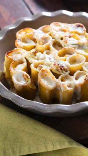 Ludovica Gargari Instagram - Annuncio: questa non è la solita pasta al forno! ⚠️‼️👀😍 Vi raccomandiamo di consumarla con cautela @lulugargari @giallozafferano 

Paccheri gratinati con fiori di zucca e ricotta 💚INGREDIENTI:
Paccheri 320 g
Ricotta vaccina 350 g
Fiori di zucca 200 g
Parmigiano Reggiano DOP 50 g
Uova 1
Acciughe sott’olio 2 filetti
Olio extravergine d’oliva q.b.
Sale fino q.b.
Pepe nero q.b.

PER LA SUPERFICIE
Besciamella 300 g
Parmigiano Reggiano DOP q.b.

#giallozafferano #gz #wow #delicious #sogood #loveit #lulugargari #pasta #paccheri #foodie #foodvibes
