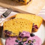 Ludovica Gargari Instagram - Il più semplice e soffice di sempre💜 Plumcake 4/4 con Resident Chef Creator @lulugargari e @giallozafferano🫶🏻 E la merenda è servita!✨ Ingredienti: 3 uova 160 g farina 00 160 g yogurt intero 160 g zucchero di canna estratto di vaniglia 1 bustina di lievito qb zucchero a velo per decorare qb burro fuso per fare classico taglio plumcake PER SERVIRE E IMPIATTARE : qb Yogurt ai mirtilli o bianco qb menta 2/3 foglioline qb mirtilli montate le uova con lo zucchero aggiungete lo yogurt e mescolate aggiungete la vaniglia e poi la farina e lievito setacciati (e mirtilli precedentementi infarinati) mescolate con le fruste elettriche e spostate in uno stampo foderato con carta forno fate un taglio per la lunghezza con una spatola imburrata e cuocete in forno per 15 min a 185° poi per 25 min a 165° spolverizzate con zucchero a velo servite con yogurt e marmellata e foglioline di menta #giallozafferano #ricette #gz #plumcake #mirtilli #dolci #dessert #colazione #breakfast #merenda