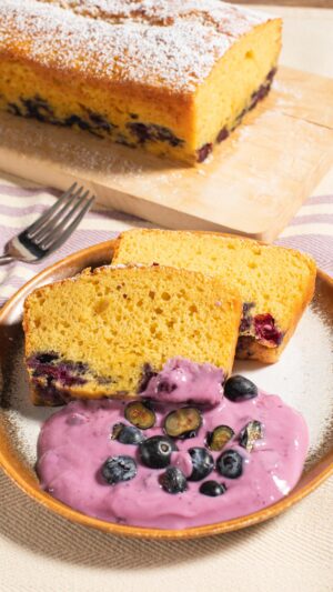 Ludovica Gargari Instagram - Il più semplice e soffice di sempre💜 Plumcake 4/4 con Resident Chef Creator @lulugargari e @giallozafferano🫶🏻 E la merenda è servita!✨

Ingredienti:
3 uova 
160 g farina 00
160 g yogurt intero 
160 g zucchero di canna
estratto di vaniglia 
1 bustina di lievito 
qb zucchero a velo per decorare 

qb burro fuso per fare classico taglio plumcake 

PER SERVIRE E IMPIATTARE : 
qb Yogurt ai mirtilli o bianco 
qb menta 2/3 foglioline 
qb mirtilli 

montate le uova con lo zucchero 
aggiungete lo yogurt e mescolate
aggiungete la vaniglia e poi la farina e lievito setacciati (e mirtilli precedentementi infarinati)
mescolate con le fruste elettriche
e spostate in uno stampo foderato con carta forno 
fate un taglio per la lunghezza con una spatola imburrata e cuocete in forno per 15 min a 185° poi per 25 min a 165°

spolverizzate con zucchero a velo 
servite con yogurt e marmellata e foglioline di menta 

#giallozafferano #ricette #gz #plumcake #mirtilli #dolci #dessert #colazione #breakfast #merenda