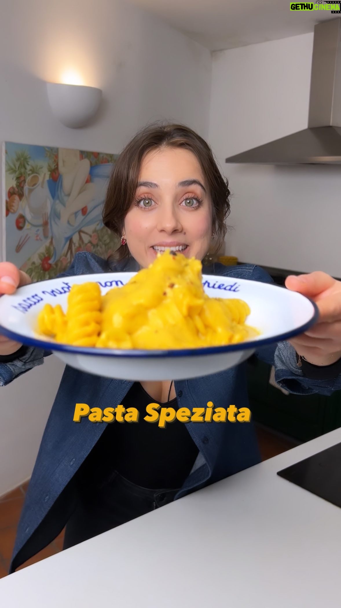 Ludovica Gargari Instagram - Questa pasta è per te che ami le spezie 🍲 200g fusilloni 1 cavolfiore giallo qb curry qb zafferano qb paprika dolce qb olio sale pepe qb pistacchi cuociamo il cavolfiore e frulliamo con un filo d olio evo sale pepe e le spezie . Cuociamo la pasta nell acqua del cavolo e portiamo a cottura con la crema e ultimiamo con i pistacchi 🇬🇧This pasta is for you who love spices 🍲 200g fusilloni 1 yellow cauliflower To taste curry Saffron to taste Sweet paprika to taste To taste oil salt pepper Pistachios to taste We cook the cauliflower and blend with a drizzle of extra virgin olive oil, salt, pepper and spices. We cook the pasta in cabbage water and cook with the cream and finish with the pistachios #vegan #italianfood #brunch #lunch #piattiitaliani #ricettesane #ricettefacili #ricetteveloci