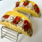 Ludovica Gargari Instagram - Qualcuno ha detto… Aperitivo? 🐝🌮😋✨ Scoprite come abbiamo farcito questi deliziosi tacos ❤️ @lulugargari @giallozafferano Per 4 tacos: 2 melanzane 400g ceci gia cotti qb olio evo qb sale qb rosmarino 4 tacos 40g ricotta salata Per i pomodorini: 250g pomodorini 20g zucchero di canna 10g sale 30ml di olio Tagliate le melanzane a meta per il lungo. Incidetele con dei tagli obliqui e conditele con olio sale e rosmarino. Cuocetele in forno a 180 gradi per 50 min , di cui gli ultimi 10 min con il grill a 200 gradi. Tagliate i pomodorini e conditeli con olio zucchero e sale (pesati) e aggiungeteli in forno con le melanzane. Devono cuocere circa 40 min , gli ultimi 10 con il grill. Frullate la polpa di melanzane con i ceci gia cotti e farcite i tacos, ultimate con ricotta salata e pomodorini! #giallozafferano #gz #wow #foodie #foodvibes #reel #delicious #lulugargari #aperitivo
