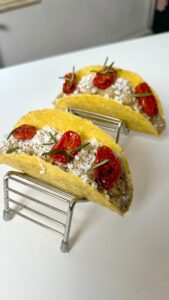 Ludovica Gargari Instagram - Qualcuno ha detto… Aperitivo? 🐝🌮😋✨ Scoprite come abbiamo farcito questi deliziosi tacos ❤️ @lulugargari @giallozafferano Per 4 tacos: 2 melanzane 400g ceci gia cotti qb olio evo qb sale qb rosmarino 4 tacos 40g ricotta salata Per i pomodorini: 250g pomodorini 20g zucchero di canna 10g sale 30ml di olio Tagliate le melanzane a meta per il lungo. Incidetele con dei tagli obliqui e conditele con olio sale e rosmarino. Cuocetele in forno a 180 gradi per 50 min , di cui gli ultimi 10 min con il grill a 200 gradi. Tagliate i pomodorini e conditeli con olio zucchero e sale (pesati) e aggiungeteli in forno con le melanzane. Devono cuocere circa 40 min , gli ultimi 10 con il grill. Frullate la polpa di melanzane con i ceci gia cotti e farcite i tacos, ultimate con ricotta salata e pomodorini! #giallozafferano #gz #wow #foodie #foodvibes #reel #delicious #lulugargari #aperitivo