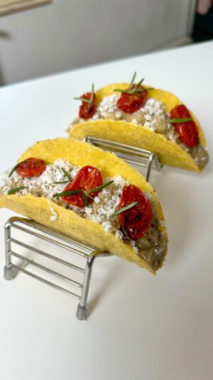 Ludovica Gargari Instagram - Qualcuno ha detto… Aperitivo? 🐝🌮😋✨
Scoprite come abbiamo farcito questi deliziosi tacos ❤️ 
@lulugargari @giallozafferano 

Per 4 tacos:

2 melanzane 
400g ceci gia cotti
qb olio evo
qb sale
qb rosmarino 
4 tacos 
40g ricotta salata 

Per i pomodorini:
250g pomodorini 
20g zucchero di canna 
10g sale 
30ml di olio

Tagliate le melanzane a meta per il lungo. Incidetele con dei tagli obliqui e conditele con olio sale e rosmarino. Cuocetele in forno a 180 gradi per 50 min , di cui gli ultimi 10 min con il grill a 200 gradi.

Tagliate i pomodorini e conditeli con olio zucchero e sale (pesati) e aggiungeteli in forno con le melanzane. Devono cuocere circa 40 min , gli ultimi 10 con il grill.

Frullate la polpa di melanzane con i ceci gia cotti e farcite i tacos, ultimate con ricotta salata e pomodorini!

#giallozafferano #gz #wow #foodie #foodvibes #reel #delicious #lulugargari #aperitivo