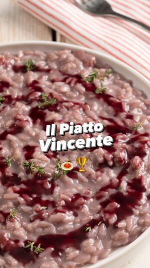 Ludovica Gargari Instagram - 🍝 Il Piatto vincente di… Mauro Nespoli, campione italiano e olimpico di Tiro con l’arco ! 🇮🇹 
EPISODIO 2 - Risotto Bonarda e pasta di salame 🔥 @the_nesp 
@lulugargari 

Riso carnaroli 320 g
Salsiccia o pasta di salame 400 g
Bonarda (Oltrepò pavese) 200 ml
Scalogno 2
Parmigiano Reggiano 100 g
Brodo 1l
Sale q.b.
Pepe q.b.
Burro 50 g
Olio 2 cucchiai

Per la riduzione vino rosso:
200 ml vino rosso
10 g sale
50 g zucchero
q.b. burro per lucidare 
q.b. amido di mais

q.b. timo fresco 

Tagliate a brunoise lo scalogno e lasciate stufare in padella dolcemente.
Tostate il riso, aggiungete sale e  sfumate con il vino . Portate a cottura il riso con il brodo. 
A parte rosolate la salsiccia e aggiungetela a metà cottura. Lasciate cuocere, infine mantecate con burro e Parmigiano Reggiano
Ultimate con la riduzione di vino rosso, ottenuta facendo ridurre a fuoco medio alto in un pentolino, il vino con sale e zucchero. Per velocizzare e lucidare la riduzione, potete aggiungere la maizena. Impiattate con foglie di timo fresco!

@dmtc_pr 

#giallozafferano #gz #wow #delicious #sogood #loveit #wow #reel #foodie #foodvibes #atleti #piattovincente #lulugargari #mauronespoli
