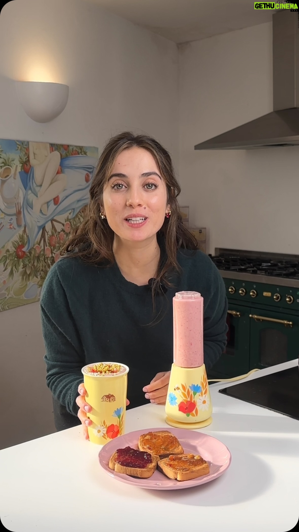 Ludovica Gargari Instagram - #ad Il frullato perfetto per iniziare la giornata? Quello con fragole, banana, frutti rossi e mandorle, che col Frullotto della nuova raccolta punti di Mulino Bianco si prepara in un attimo! Per iniziare la giornata è l’ideale e, fidatevi, con Frullotto e Felicitazza vi verrà ancora più voglia di sperimentare nuove ricettine mattutine (e non solo). Scommettiamo? 😉 #raccoltapunti2024 #mulinobianco @mulinobianco