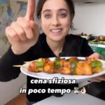 Ludovica Gargari Instagram - Basta com “ho poco tempo” se volete stupire anche i vostri amici o coccolarvi davanti a un film questa cenetta fa per voi 👌🏻 basta poco e…il giusto match 💘 per 2 persone 250g salmone fresco 1 avocado qb miele qb salsa di soia Togliete la pelle al salmone e tagliatelo a cubetti tagliate anche l’avocado e alternateli su uno spiedino nel frattempo preparate la salsa con soia e miele e dopo una rosolata in padella a fuoco medio li cospargete 🇬🇧For 2 people 250g fresh salmon 1 avocado To taste honey Soy sauce to taste Remove the salmon skin and cut it into cubes Also cut the avocado and alternate them on a skewer In the meantime prepare the sauce with soy and honey and after a browning pan over medium heat sprinkle them #ricettefacili #ricetteveloci #sushi #sashimi #avocado #ricettecreative #couplegoal #sanvalentino #ricettepersanvalentino