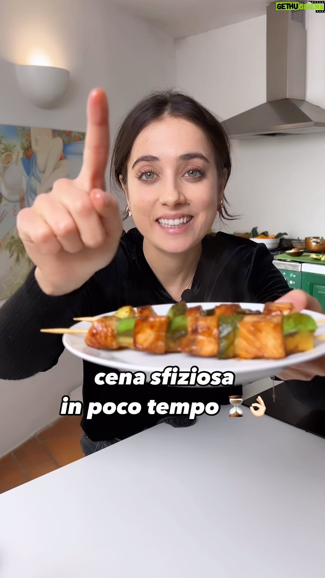Ludovica Gargari Instagram - Basta com “ho poco tempo” se volete stupire anche i vostri amici o coccolarvi davanti a un film questa cenetta fa per voi 👌🏻 basta poco e…il giusto match 💘 per 2 persone 250g salmone fresco 1 avocado qb miele qb salsa di soia Togliete la pelle al salmone e tagliatelo a cubetti tagliate anche l’avocado e alternateli su uno spiedino nel frattempo preparate la salsa con soia e miele e dopo una rosolata in padella a fuoco medio li cospargete 🇬🇧For 2 people 250g fresh salmon 1 avocado To taste honey Soy sauce to taste Remove the salmon skin and cut it into cubes Also cut the avocado and alternate them on a skewer In the meantime prepare the sauce with soy and honey and after a browning pan over medium heat sprinkle them #ricettefacili #ricetteveloci #sushi #sashimi #avocado #ricettecreative #couplegoal #sanvalentino #ricettepersanvalentino