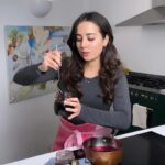 Ludovica Gargari Instagram - Quando faccio la spesa prediligo sempre barattoli di vetro per le confetture, sapete perché? Perché il vetro mantiene inalterate le proprietà e la qualità dei prodotti.  Un altro vantaggio di questa scelta riguarda non il contenuto ma il contenitore. Smaltendo correttamente i barattoli il vetro è riutilizzabile all’infinito! Vi basta separare il tappo in alluminio dal barattolo, e attenzione a non mischiare il vetro con i falsi amici, tipo cristallo, ceramica, e pirofile in vetro! #coreve #riciclo #vetro #ad @coreve.consorzio