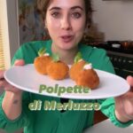 Ludovica Gargari Instagram - Domani sera ore 21.00 vi voglio sintonizzati su canale 33, esce il mio nuovo programma “Lulù Pensaci tu” Tutti i lunedì , 2 puntate 😍 🎬 in ogni puntata un ospite speciale con una richiesta particolare, sarò riuscita a sfamarli ?! Queste invece sono per te che vorresti essere al mare 200g merluzzo 20 parmigiano 1 uovo 25g mollica di pane tramezzino sale pepe per impanare : qb pangrattato 1 uovo olio semi metti tutto in un mixer e frulla fino ad ottenere la consistenza desiderata. forma le polpette e passale prima nel uovo e poi nel pangrattato e poi friggile in olio di semi   30 ml latte soia 60 olio semi qb limone paprika inserisci tutto in un frullatore a immersione e frulla fino a consistenza desiderata 🇬🇧200g cod 20 Parmesan cheese 1 egg 25g breadcrumbs of sandwich Salt Pepper To bread : Breadcrumbs to taste 1 egg Seed oil Put everything in a mixer and blend until you get the desired consistency. form the meatballs and pass them first in the egg and then in the breadcrumbs and then fry them in seed oil 30 ml soy milk 60 seed oil Lemon to taste Paprika Place everything in an immersion blender and blend to the desired consistency #fried #polpette #polpettedipesce #fish #fishandchipsfriday