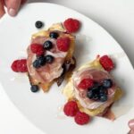 Ludovica Gargari Instagram - Lulù Pensaci Tu : “Ospiti a cena dell’ultimo minuto” Vi do io un’idea per un aperitivo sfizioso e saporito! per 2 persone: 4 sfoglie di pane carasau 200g stracchino 50g miele 50g confettura  mirtilli 200g mirtilli e lamponi 200g Prosciutto di San Daniele Condite lo stracchino con il miele, a parte tostate le sfoglie di carasau in padella con olio evo. Componete il piatto sovrapponendo sfoglia di pane, confettura mirtilli, stracchino e Prosciutto di San Daniele che con la sua dolcezza e sapidità si abbina benissimo a diversi ingredienti e sapori. Fate un altro ripiano e decorate con frutti di bosco! #adv #ProsciuttodiSanDaniele @sandanieledop