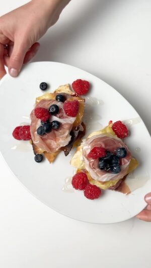 Ludovica Gargari Instagram - Lulù Pensaci Tu : “Ospiti a cena dell’ultimo minuto”
Vi do io un’idea per un aperitivo sfizioso e saporito!

per 2 persone:
4 sfoglie di pane carasau 
200g stracchino 
50g miele 
50g confettura  mirtilli 
200g mirtilli e lamponi 
200g Prosciutto di San Daniele

Condite lo stracchino con il miele,
a parte tostate le sfoglie di carasau in padella con olio evo.
Componete il piatto sovrapponendo sfoglia di pane, confettura mirtilli, stracchino e Prosciutto di San Daniele che con la sua dolcezza e sapidità si abbina benissimo a diversi ingredienti e sapori.
Fate un altro ripiano e decorate con frutti di bosco!

#adv #ProsciuttodiSanDaniele @sandanieledop