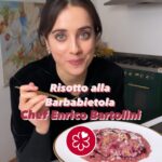 Ludovica Gargari Instagram - Per la serie #Ricettestellate a prova di @michelinguide Oggi ho provato a rifare in casa, in modo semplificato l’iconico risotto dello chef pluristellato @chef_enricobartolini 🌟 PER LE SALSE E IL PURÈ 1 kg di barbabietole 200 g di latte 200 g di panna 200 g di gorgonzola 200 g di more 1 noce di burro qb limone 20g zucchero 200 g di brodo vegetale 300 g di noci 50 g di pasta di noce 400 g di latte di soia PER IL RISO 1 l di brodo vegetale 400 g di riso 110 g di burro 80 g di parmigiano 50 g di purè di barbabietola 20 g di liquido di barbabietola q.b. di vino bianco q.b. di sale q.b. di limone Per il purè di barbabietole. Fate cuocere le barbabietole avvolte nella carta stagnola a 180 gradi per 2 ore. o compratele gia cotte. Una volta morbide, pelatele e frullate tutto. Per il gorgonzola. Fate ridurre della metà panna e latte uht. Aggiungete il gorgonzola a pezzi e fatelo sciogliere a fuoco dolce, dopodiché frullate Per la salsa di more. cuocetele in un pentolino con limone burro e zucchero poi frullatele Per la salsa noce. Tostate le noci in padella non troppo colorate, tritarle e tuffarle nel latte di soia per 30 minuti insieme alla pasta di noce. Frullare tutto Per la cottura e la mantecatura del riso. Tostate il riso con una noce di burro o a secco e sfumate con vino bianco e sale. Una volta sfumato, ricoprite con il brodo e far partire 11 minuti per la cottura. Passato questo tempo, mantecate con il purè di barbabietola, il burro, il parmigiano, e sale Per l’impiattamento. impiattate con riso e le salse sopra #ricettestellate #ricettegurmet #finedining #ricetteitaliane #sanremo #ricettepersanremo