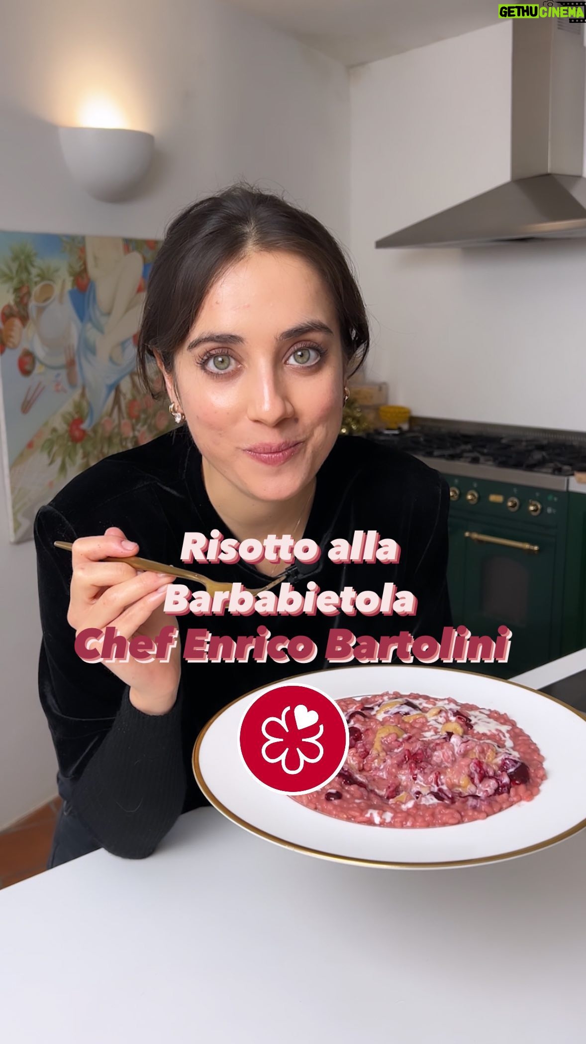 Ludovica Gargari Instagram - Per la serie #Ricettestellate a prova di @michelinguide Oggi ho provato a rifare in casa, in modo semplificato l’iconico risotto dello chef pluristellato @chef_enricobartolini 🌟 PER LE SALSE E IL PURÈ 1 kg di barbabietole 200 g di latte 200 g di panna 200 g di gorgonzola 200 g di more 1 noce di burro qb limone 20g zucchero 200 g di brodo vegetale 300 g di noci 50 g di pasta di noce 400 g di latte di soia PER IL RISO 1 l di brodo vegetale 400 g di riso 110 g di burro 80 g di parmigiano 50 g di purè di barbabietola 20 g di liquido di barbabietola q.b. di vino bianco q.b. di sale q.b. di limone Per il purè di barbabietole. Fate cuocere le barbabietole avvolte nella carta stagnola a 180 gradi per 2 ore. o compratele gia cotte. Una volta morbide, pelatele e frullate tutto. Per il gorgonzola. Fate ridurre della metà panna e latte uht. Aggiungete il gorgonzola a pezzi e fatelo sciogliere a fuoco dolce, dopodiché frullate Per la salsa di more. cuocetele in un pentolino con limone burro e zucchero poi frullatele Per la salsa noce. Tostate le noci in padella non troppo colorate, tritarle e tuffarle nel latte di soia per 30 minuti insieme alla pasta di noce. Frullare tutto Per la cottura e la mantecatura del riso. Tostate il riso con una noce di burro o a secco e sfumate con vino bianco e sale. Una volta sfumato, ricoprite con il brodo e far partire 11 minuti per la cottura. Passato questo tempo, mantecate con il purè di barbabietola, il burro, il parmigiano, e sale Per l’impiattamento. impiattate con riso e le salse sopra #ricettestellate #ricettegurmet #finedining #ricetteitaliane #sanremo #ricettepersanremo
