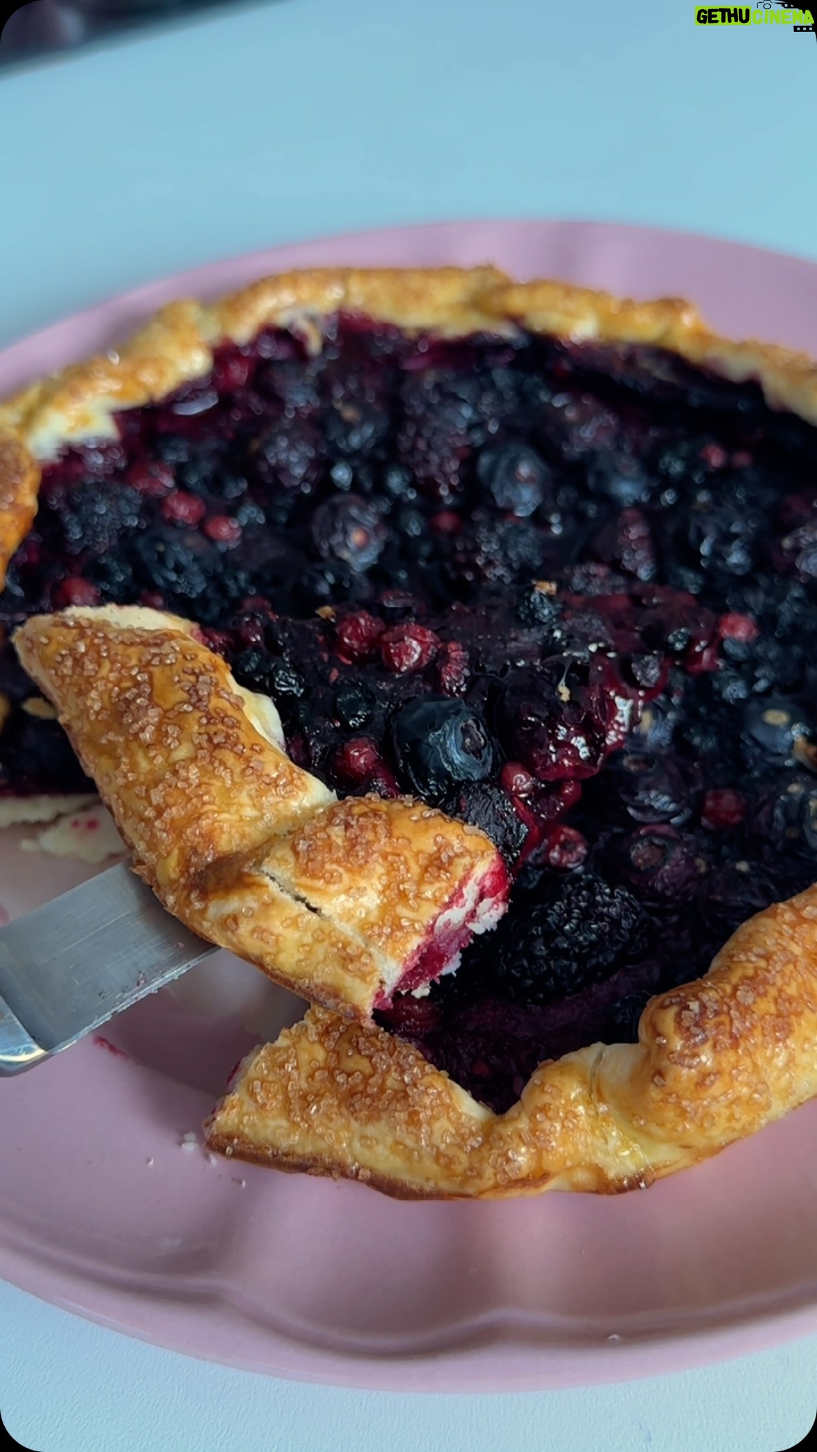Ludovica Gargari Instagram - Un dolce perfetto per questa stagione? La mia galette ai frutti di bosco, semplicissima ma dall’effetto WOW 🤩 Grazie @airup che con i suoi pod, tutti naturali, ha ispirato questa ricetta e mi aiuta a bere di più, perché si, air up è solo acqua ma grazie ai suoi pod che rilasciano aromi tutti naturali e vegan ti sembrerà di bere ogni volta una cosa diversa. #adv