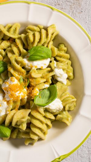 Ludovica Gargari Instagram - Bottarga, stracciatella, asparagi e una sola padella! 💚 Intravediamo all’orizzonte un primo tutto da scoprire! ✨😋 @lulugargari @giallozafferano 

INGREDIENTI
Fusilloni 320 g
Stracciatella 200 g
Parmigiano Reggiano DOP 50 g
Patè di olive 1 cucchiaio
Bottarga di muggine q.b.
Olio extravergine d’oliva q.b.
Sale fino q.b.

PER LA CREMA DI ASPARAGI
Asparagi (da pulire) 500 g
Basilico 20 foglie
Olio extravergine d’oliva q.b.
Sale fino q.b.
Pepe nero q.b.

#giallozafferano #gz #spring #sogood #delicious #loveit #asparagi #lulugargari #primavera