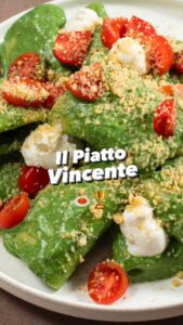 Ludovica Gargari Instagram - 🍝 Il Piatto vincente di… @simone_barlaam ! 🇮🇹 Paccheri tricolore - EPISODIO 1🔥 ❤️ Il Piatto Vincente è la nuova rubrica che ha come protagonisti la nostra Resident Chef Creator @lulugargari ed alcuni atleti professionisti! 😎 Insieme si metteranno alla prova preparando i loro piatti del cuore. ❤️‍🔥 Ingredienti: Paccheri 320gr Spinacini 500gr Nocciole 50gr Ricotta 350gr Olio EVO qb Limone non trattato con buccia edibile qb Menta qb Peperoncino fresco qb 10 pomodorini cigliegino Preparazione: Saltiamo gli spinaci in padella. Lasciamo raffreddare e frulliamo insieme a ricotta , olio ,sale, pepe e peperoncino fresco. Cuociamo la pasta al dente e mantechiamo fuori dal fuoco con la crema. Tostiamo a parte noci o nocciole e frulliamo con scorza di limone. Impiattiamo i paccheri con qualche spinacino fresco, ciuffetti di ricotta, pomodorini tagliati in 4 e la polvere di nocciole e limone! Buon appetito 😋 @dmtc_pr @finp_nuotoparalimpico #giallozafferano #ricette #olimpiadi #paralimpiadi #atleti #simonebarlaam #cucina #paccheri #pasta #spinaci