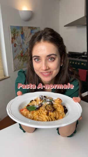 Ludovica Gargari Instagram - La mia pasta A-Normale 🍝 🍆! 
è NORMAle che sia cosi buona ?!

volete la ricetta di questa Norma leggera ?! 

200g fusilloni 
1 melanzana lunga 
qb olio evo 
100g pomodorini datterino 
qb menta 
qb sale e paprika dolce 
50g ricotta salata 

cuocete la melanzana in forno a 180 gradi per 35/40 min. frullatela con olio sale paprika dolce e menta 

spadellate dei pomodorini con olio aglio e peperoncino e aggiungete la crema di melanzana 
 cuocete la pasta in acqua bollente salata e scolatela al dente . mantecatela con i pomodorini. 
friggete le melanzane sottili in olio evo a 170 fino a doratura 
e ultimate con ricotta salata fuori dal fuoco e melanzane fritte 

#pasta #piattiitaliani