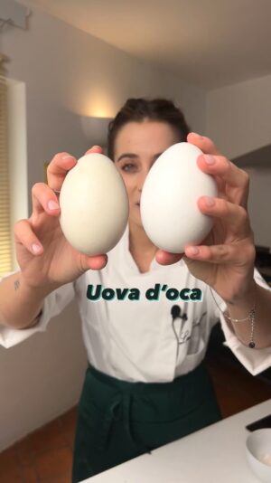 Ludovica Gargari Instagram - Un Dolce cremoso senza Forno , ma con le Uova d’Oca 🥚 le avete mai viste ?! sono due volte piuttosto grandi di quelle normali, e sono ricche di ferro e vitamine , ma voi potete usare anche quelle normali ! 

4 tuorli normali o 2 di uova d oca
100 g di zucchero di canna 
30 g di amido di mais 
1/2 litro di latte o bevanda vegetale 
vaniglia 
amaretti qb 
mandorle lamelle qb 
caffe 2 tazzine 

mescolate tuorli zucchero vaniglia e amido e versatevi sopra il latte bollente e portate sul fuoco facendo addensare e spostate in una ciotola, se vi si formano grumi dategli una frullata con il minipimer
bagnate gli amaretti di caffe e componete come nel video 

🇬🇧 4 normal yolks or 2 of oca eggs
100 g of brown sugar
30 g of cornstarch
1/2 litre of milk or vegetable drink
Amaretti to taste
Almonds to taste
Coffee, 2 cups
Mix sugar and starch yolks and pour boiling milk over it and bring to the fire by thickening
Wet the  macaroons with the coffe and compose as in the video

you can do it also without oca eggs

#dolcisenza #dolceitaliano #cremapasticcera #chef #pastrychef #ricettefacili #ricetteveloci #cucinaitaliana