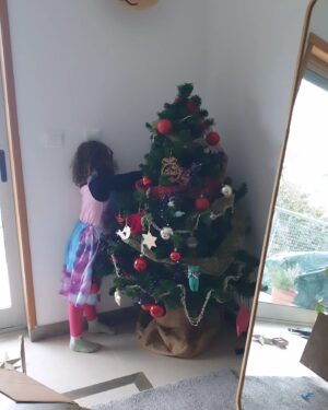 Luísa Barbosa Instagram - Venham de lá esses Grinches a criticarem o facto de já termos montado a nossa 🎄
Malta, isto ainda dá algum trabalho, por isso mais vale aproveitar o resultado o máximo de tempo possível. Além disso, este ano estreámo-nos a fazer alguns dos nossos próprios enfeites e estava mesmo curiosa para os colocar na árvore. Quem disse que uma girafa não podia ser natalícia? Basta pôr-lhe umas hastes de rena e um cachecol 😅 a pedido de dona Aura. Venha lá o próximo projecto: estou a imaginar uma casinha de #natal 😂