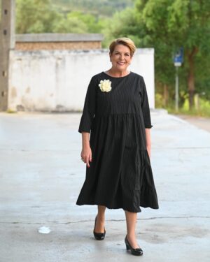 Luísa Castel-Branco Instagram - Hoje porque é segunda, no @doisas10tvi a conversar sobre o @bigbrothertvi .
Vestido- @marialaranjasintra ❤️