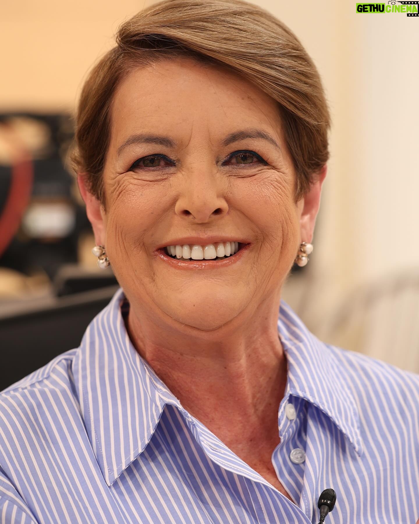 Luísa Castel-Branco - 605 Likes - Hoje no @doisas10tvi a conversar sobre o @bigbrothertvi com os meus queridos @zelopesss e @gquinaz_10_oficial !
Eu com a cara que Deus me deu muito bem maquilhada que isto de cair ao chão no meio da estrada, com o corpo inteiro , resultou num dedo partido na mão direita, a mão esquerda sem conseguir suportar qualquer peso e o corpo cheio de nódoas negras!!!
Como diz a @dailycristina , podiam ter sido os cristais dos ouvidos mas não ❤️❤️❤️❤️