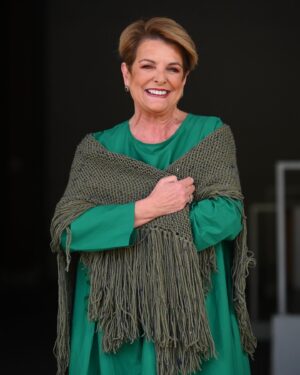 Luísa Castel-Branco Instagram - Hoje no @doisas10tvi foi muito boa a conversa entre amigos❤️. @claudio_ramos @mercheromero.oficial @goncaloquinaz  Vestido- @mhelmoda  Xaile - @sonhosdala