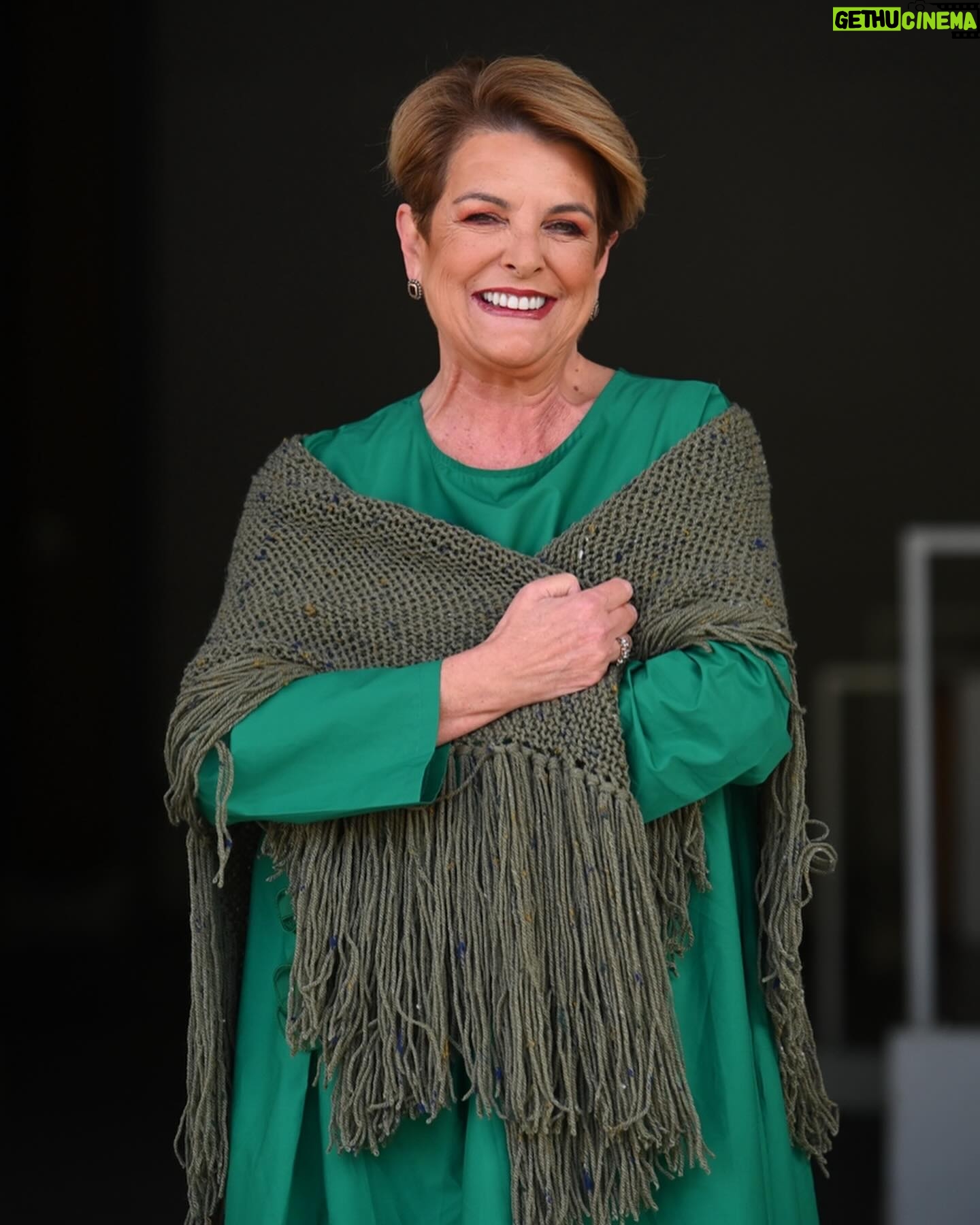 Luísa Castel-Branco - 664 Likes - Hoje no @doisas10tvi foi muito boa a conversa entre amigos❤️. @claudio_ramos @mercheromero.oficial @goncaloquinaz Vestido- @mhelmoda Xaile - @sonhosdala